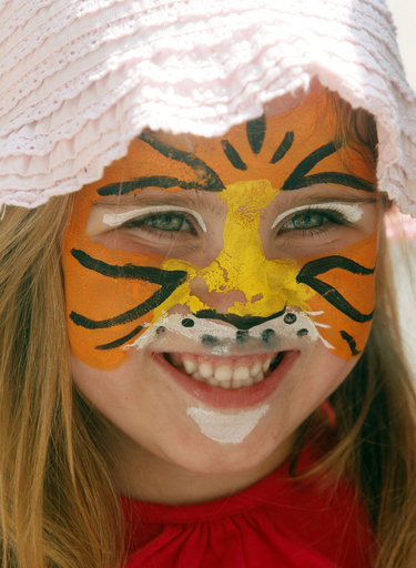 「千人」のトラ、フェースペイントで個体数増加を訴え マレーシア