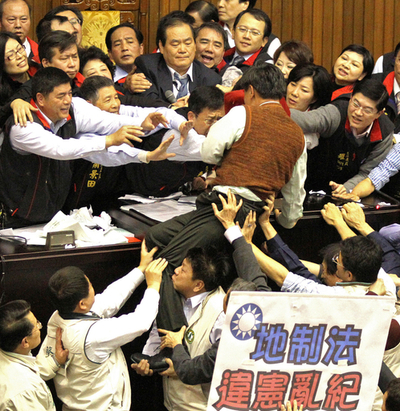 台湾・立法院で乱闘騒ぎ