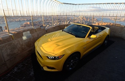 フォード・マスタング50周年、エンパイアステートビル展望台に展示