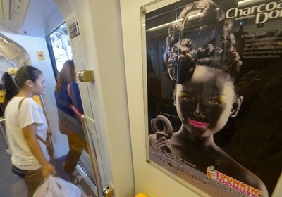 米ダンキン・ドーナツ、差別批判で「黒塗り女性」広告を中止