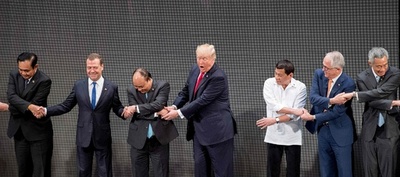 トランプ氏、握手に一苦労 比で開催のASEAN首脳会議開幕式で