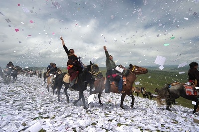 チベット伝統の「ウェサン」祭り、経文が宙を舞う