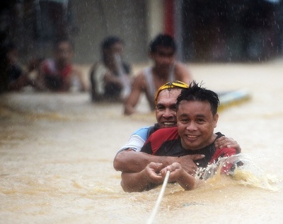 マニラで洪水、台風16号の豪雨で