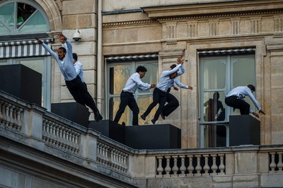 【今日の1枚】フランスの忍者？ パレ・ロワイヤルに集結