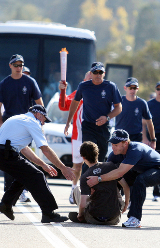 豪キャンベラで聖火リレー、警備めぐって混乱も