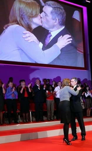 不人気の英ブラウン首相の秘密兵器も「サラ」