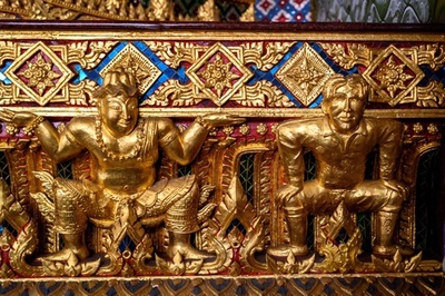 【今日の1枚】お釈迦様を支えるベッカムさん、タイの珍寺