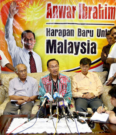 マレーシア与党連合、下院で過半数確保も3分の2には達せず