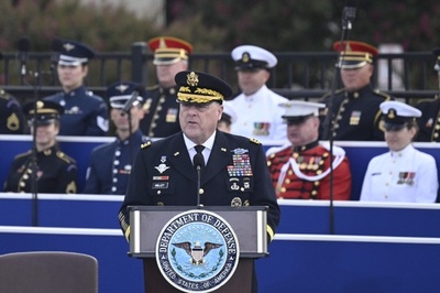 ウクライナ軍の領土奪還「高いハードル」 米軍制服組トップ