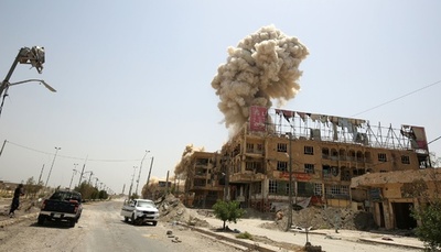 ファルージャから逃げるIS構成員を空爆、数十人殺害 車両多数も破壊