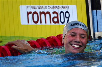 ズエワ 女子50メートル背泳ぎ準決勝で世界新記録、世界水泳