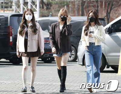 [★フォト] Weeekly、 春の気配が感じられるコーデ – KOREA WAVE