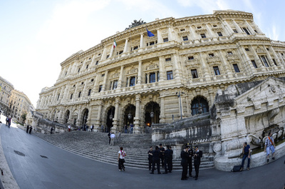 11歳少女と60歳福祉指導員の恋？差し戻し審へ イタリア
