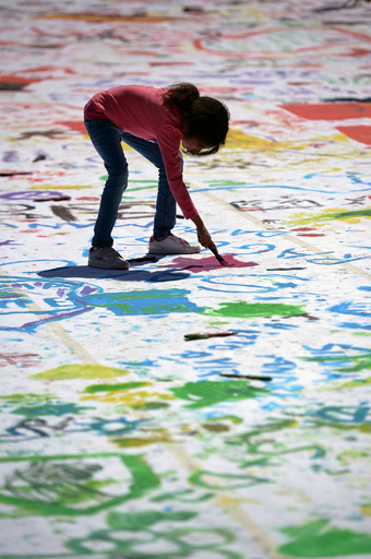 巨大キャンバス出現！カラフルな絵の具で自由に描く ローマ