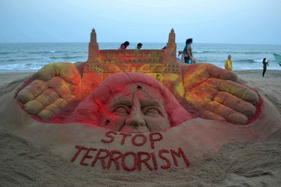 「テロ撲滅」願う砂の像、インド