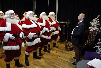 サンタ学校、クリスマスシーズン前に最後の追い込み 英ロンドン