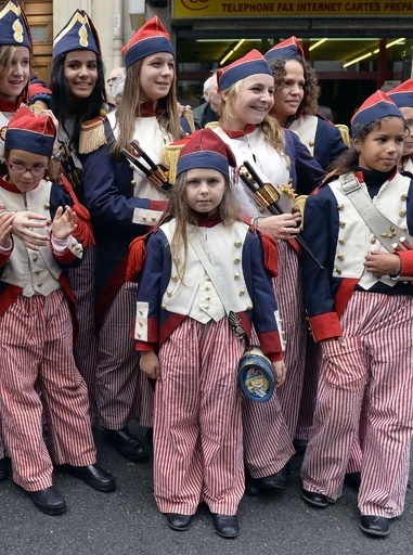 パレードに花火、モンマルトル・ブドウ収穫祭 パリ