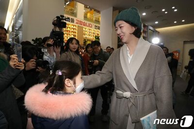 韓国野党の女性議員、襲撃事件の後遺症で開頭手術…「脳底部の骨が損傷」