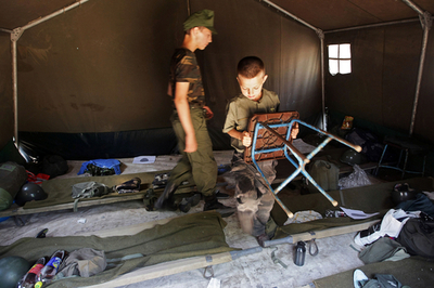 「気分は兵士」子どもたちのサマーキャンプ、ハンガリー