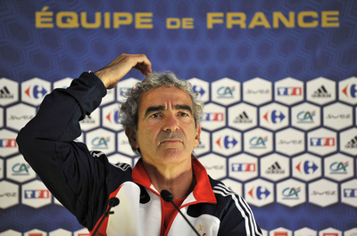 選手起用に関する論争を収めようとするドメネク監督