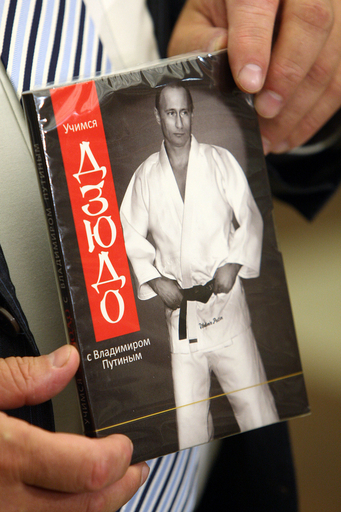 黒帯保持者のプーチン首相、柔道DVDを発表