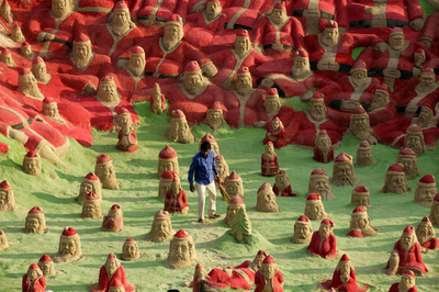 サンタの砂の像500体、「地球救おう」とメッセージ インド