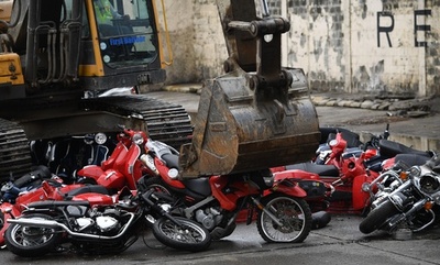 没収のバイクを重機で破壊、ドゥテルテ比大統領も立ち会い