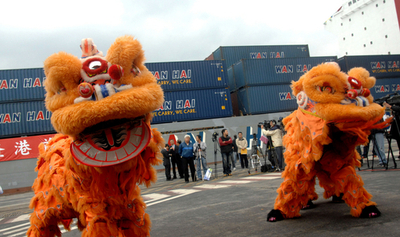 中台結ぶ初の海運直行便、獅子舞で祝う