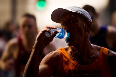 水が足りない！英マラソン大会ドタキャンで大混乱