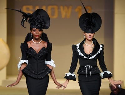 コートジボワールでファッションショー、地元デザイナーらが新作