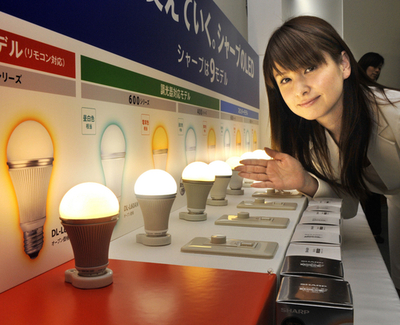 シャープ、調光できるLED電球を発表