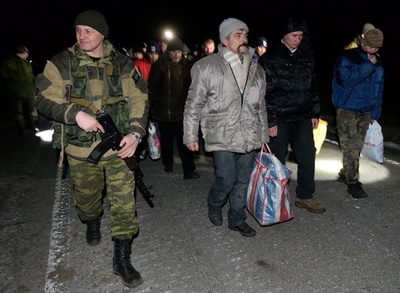 ウクライナ政府軍と親露派が捕虜交換、停戦発効後初