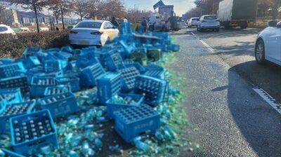 韓国・曲線道路を走行中のトラックから焼酎300箱が落下…タクシー直撃