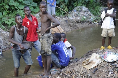 リベリアの違法金鉱、死も覚悟で働く若者たち