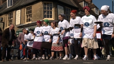 15世紀から続く伝統の「パンケーキ・レース」 英国