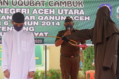 未成年に性的行為、男4人に公開むち打ち刑 インドネシア