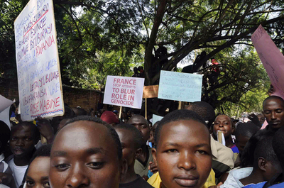 仏当局、ルワンダ大統領暗殺事件の容疑者をパリへ移送 首都キガリでは抗議デモ