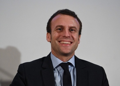 英語で演説の仏大統領候補に極右から批判