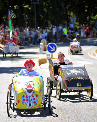 ユニークな足こぎ自動車、フランスで大会　