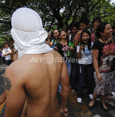 フィリピン学生ら ヌード マラソン でアロヨ政権に抗議 写真5枚 ファッション ニュースならmode Press Powered By Afpbb News