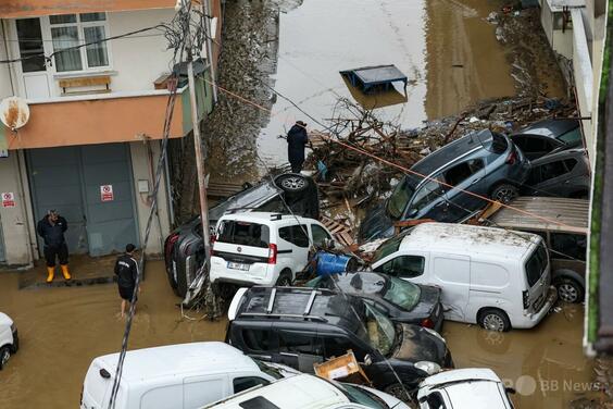 イスタンブールで過去80年最大の豪雨、洪水発生で3人死亡