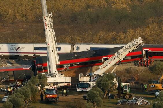 スペイン高速列車衝突、死者69人に 安全性問う声再び