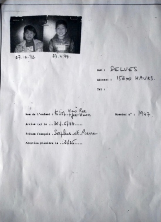キム・ユリさんと弟が1984年にフランスで養子になった際の関連書類（本人提供）(c)news1