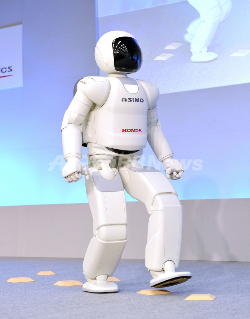 走る、跳ねる、お茶も注ぐ！新型「ASIMO」