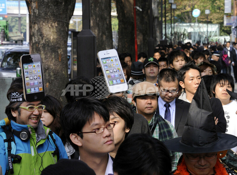 iPhone 4S発売、日本やオーストラリアで長蛇の列