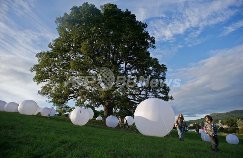 英野外フェス「ビッグ・チル」大盛況、集団ヌード撮影も