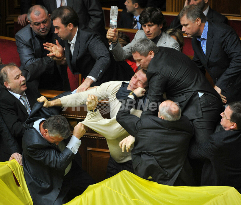 ウクライナ議会、露海軍の駐留期限延長で大パニックに