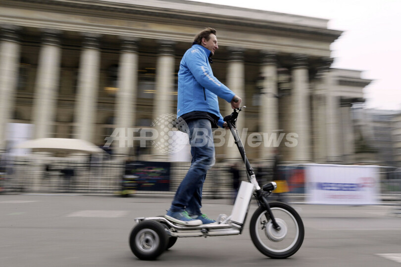 エコ三輪車でゆうゆうパリ巡り、燃料は水素