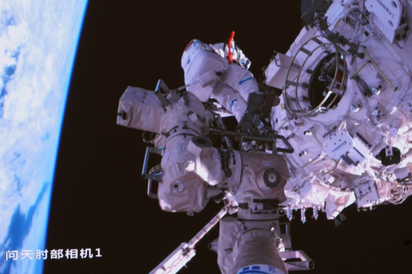 有人宇宙船「神舟１４号」の乗組員が３回目の船外活動