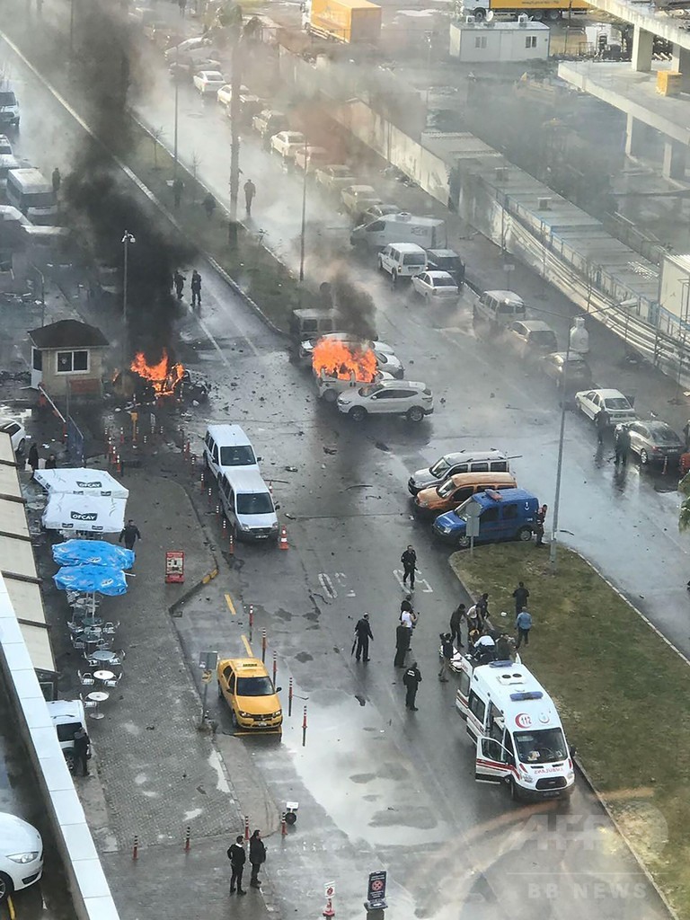 トルコ裁判所前で車爆弾攻撃、2人死亡 銃撃戦も